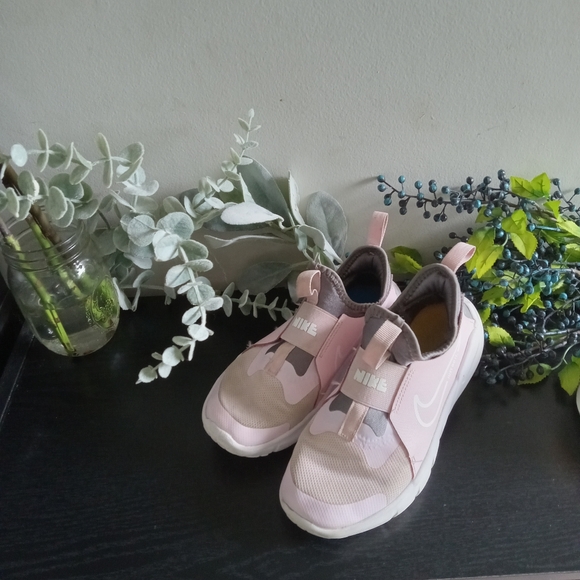 Nike Other - Nike pink flex runner size 2 girls